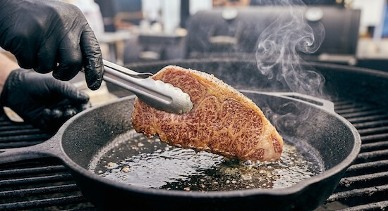 cooking wagyu steak in cast iron skillet | how to cook japanese wagyu steak on a cast iron skillet